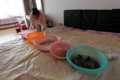 大庆楼上漏水，住户失联，小区没物管，业主维权难！律师来支招……